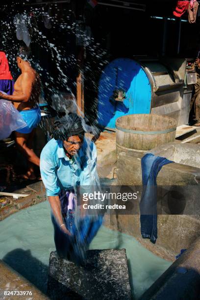 indian workers washing clothes at dhobi ghat in mumbai, india - dhobi ghat stock pictures, royalty-free photos & images