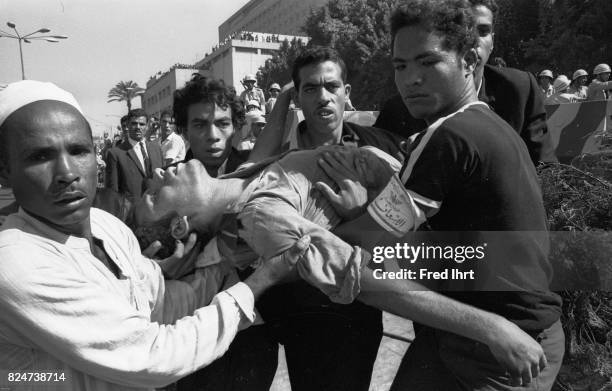 Chaos breaks out in the crowd of mourners at the funeral procession of President Gamal Abd al-Nasser in the streets of Cairo, 1. Oktober 1970. Many...