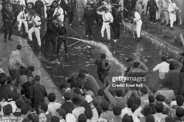 Chaos breaks out in the crowd of mourners at the funeral procession of President Gamal Abd al-Nasser in the streets of Cairo, 1. Oktober 1970. Many...