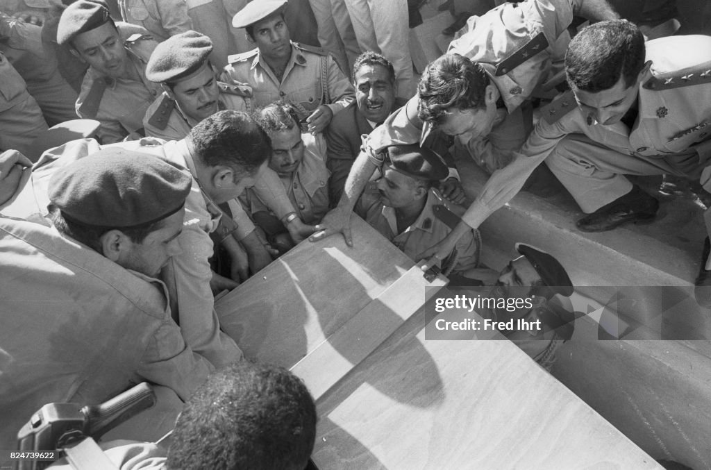 Soldiers lifting the coffin of Gamal Abd al-Nasser down into...