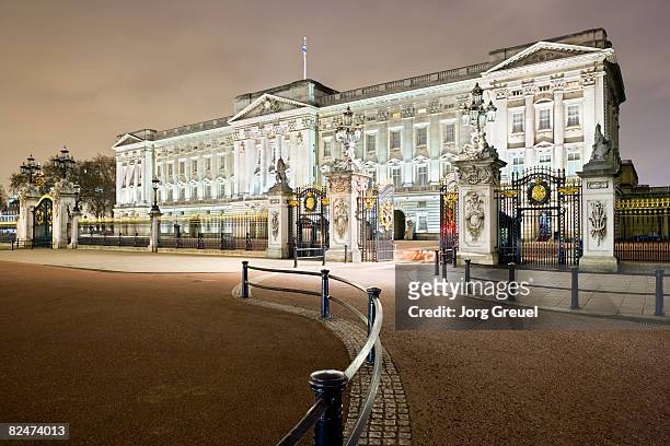 buckingham palace at night - buckingham palace gates stock pictures, royalty-free photos & images