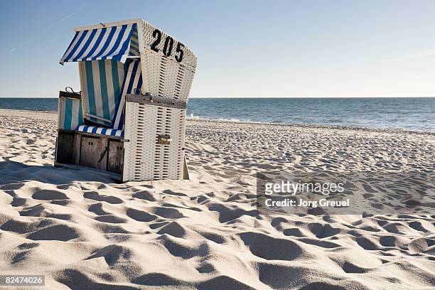 wicker beach chair - beach shelter stock-fotos und bilder
