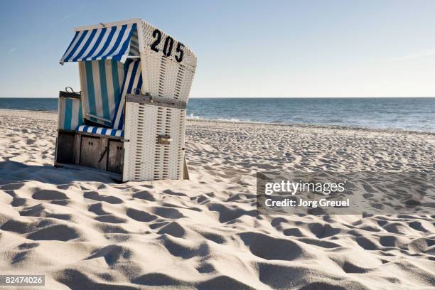 wicker beach chair - beach shelter ストックフォトと画像