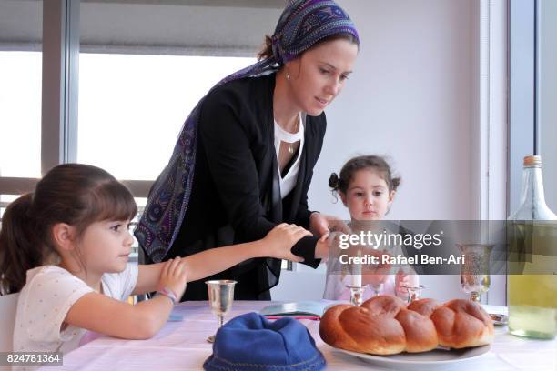 jewish mother and daughters light sabbath candles - ユダヤ教の安息日 ストックフォトと画像