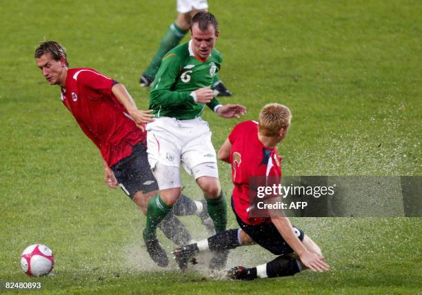 Irish player Glenn Whelan is flanked by Morten Gamst Pedersen and John Arne Riise during a friendly football Norway vs Ireland at Oslo's Ullevaal...