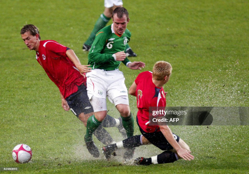 Irish player Glenn Whelan is flanked by