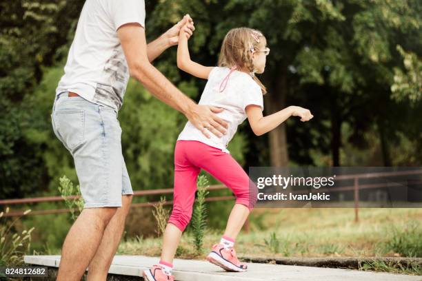 vader dochter helpen met een milde cp te lopen de trap - cerebal palsy stockfoto's en -beelden