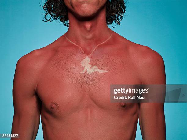 sunburned guy with outline of necklace - marque de bronzage photos et images de collection