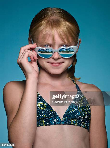portrait of girl with sunglasses - lunettes de déguisement photos et images de collection