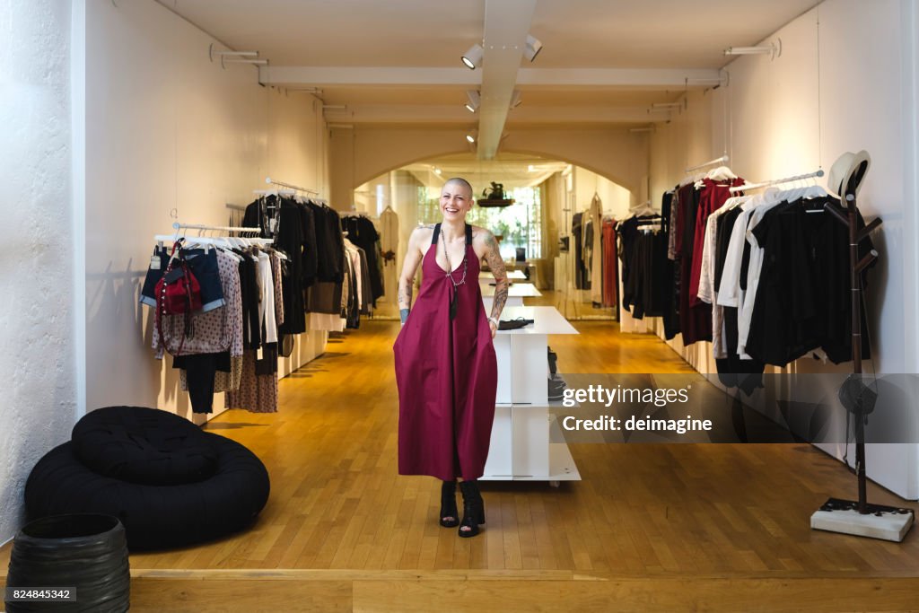 Portrait-Mode-Designerin im Atelier Shop boutique