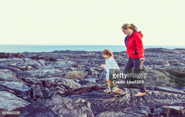 barn och mamma utforska vulkanen fältet, volcano national park. - hawaii volcanoes national park bildbanksfoton och bilder
