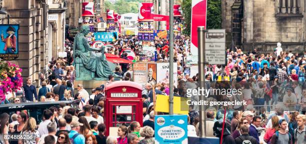 folla del festival di edimburgo sul royal mile - edinburgh festival fringe street events foto e immagini stock