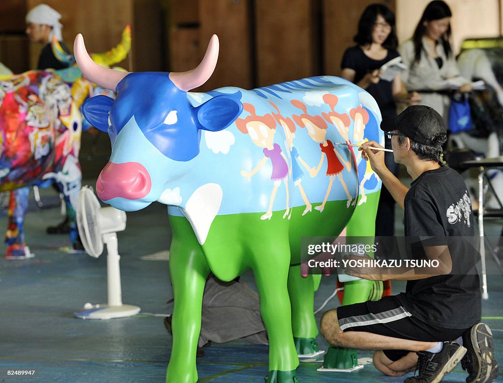 Japanese cartoonist Yosuke Kihara paints