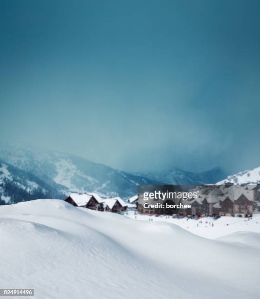 bergdorf im winter - schneehaufen stock-fotos und bilder