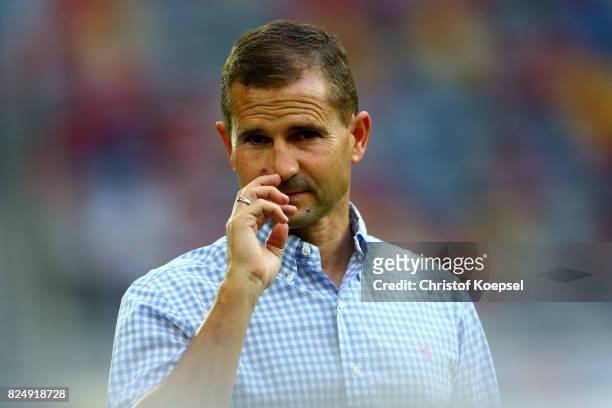 Manager Marc Arnold of Braunschweig looks on prior to the Second Bundesliga match between Fortuna Duesseldorf and Eintracht Braunschweig at...