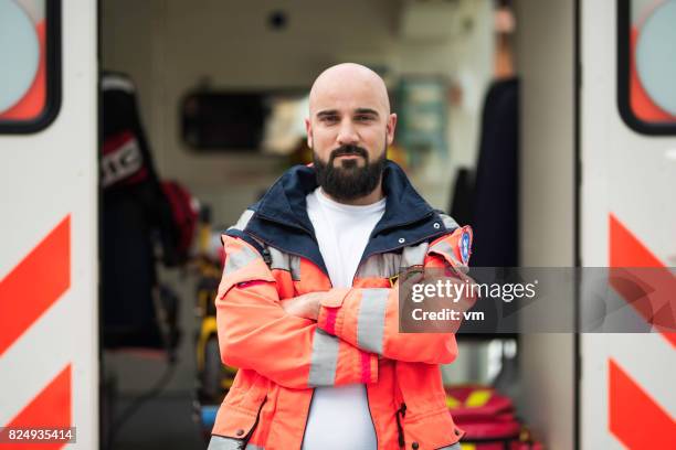 porträt von einem sanitäter - paramedics stock-fotos und bilder