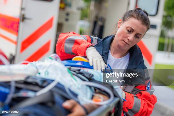 paramédico feminino com paciente - salva-vidas-serviço-de-emergência-e-resgate - fotografias e filmes do acervo