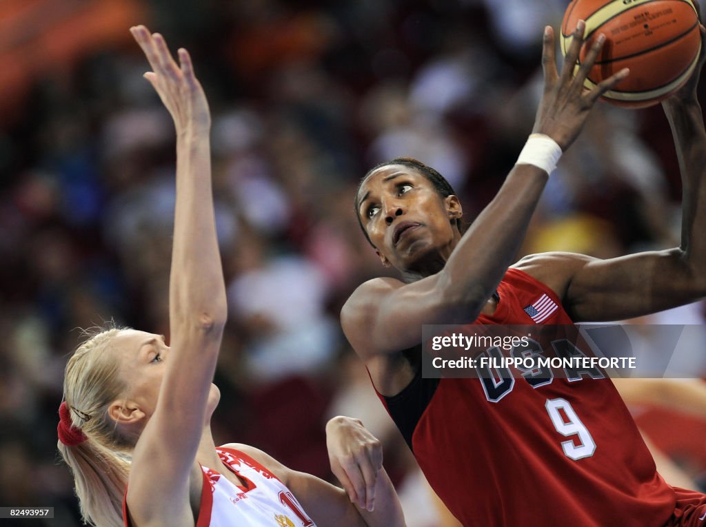 USA's Lisa Leslie (R) vies with Russia's
