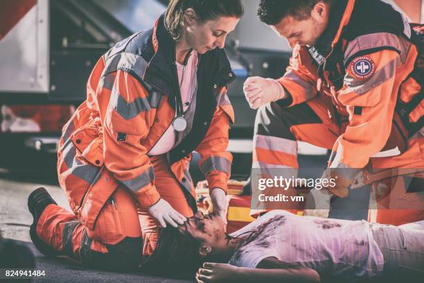 sanitäter mit auto unfallopfer - gory of dead people stock-fotos und bilder