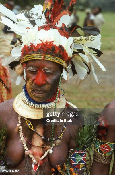 sing-sing en papua nueva guinea 1977. gente tradicionalmente vestida. - ceremonia sing sing fotografías e imágenes de stock