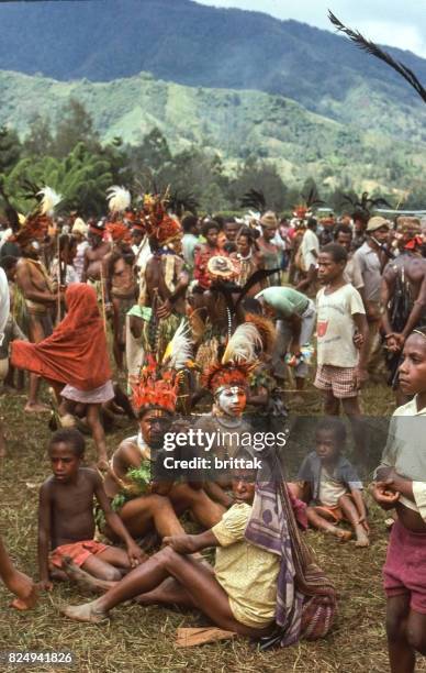 sing-sing en papua nueva guinea 1977. gente tradicionalmente vestida. - ceremonia sing sing fotografías e im�ágenes de stock