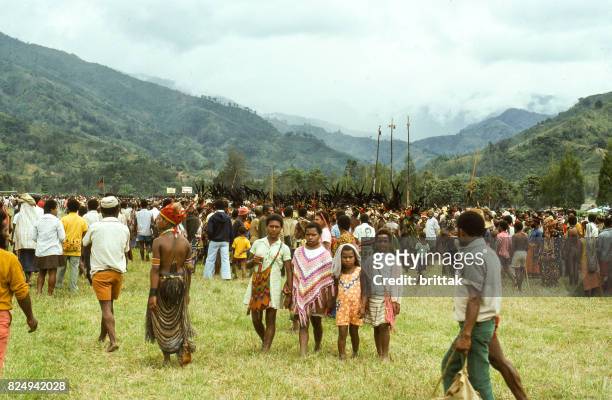 sing-sing in papua new guinea 1977. traditionally dressed people. - papua new guinea people stock pictures, royalty-free photos & images