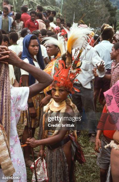 sing-sing en papua nueva guinea 1977. gente tradicionalmente vestida. - ceremonia sing sing fotografías e imágenes de stock