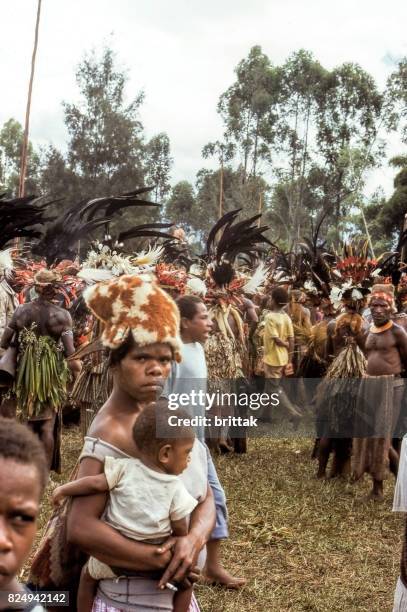 sing-sing en papua nueva guinea 1977. gente tradicionalmente vestida. - ceremonia sing sing fotografías e imágenes de stock
