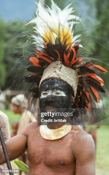 sing-sing en papua nueva guinea 1977. gente tradicionalmente vestida. - ceremonia sing sing fotografías e imágenes de stock