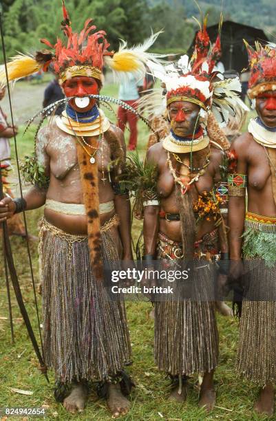 sing-sing en papua nueva guinea 1977. gente tradicionalmente vestida. - ceremonia sing sing fotografías e imágenes de stock