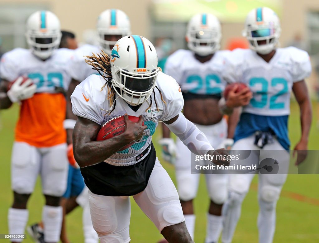 Dolphins RB Jay Ajayi leaves practice with possible concussion