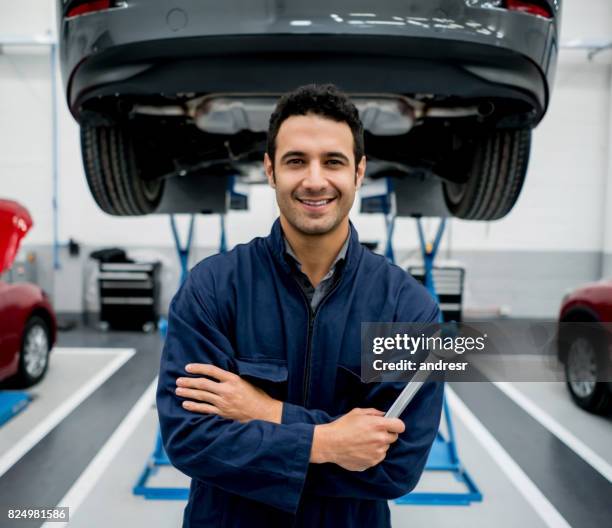 retrato de un coches fijación mecánica en un auto de taller de reparaciones - garaje de reparación fotografías e imágenes de stock