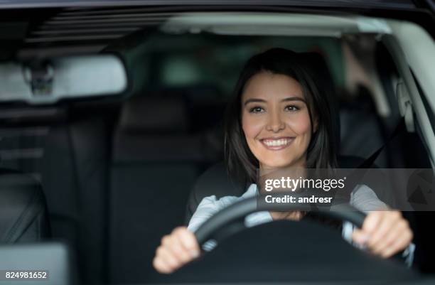mulher feliz a uma concessionária fazer um test drive - drive happy - fotografias e filmes do acervo