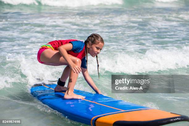 ersten surfkurse - sandales stock-fotos und bilder