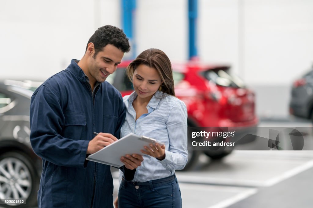 Vrouw praat met een monteur tot vaststelling van haar auto