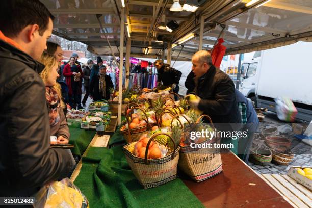 residenti locali e turisti nel mercato del pesce di amburgo. - fischmarkt hamburg foto e immagini stock