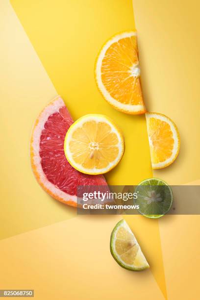 flat lay assorted citrus fruits slice on graphical design background. - estilismo culinário imagens e fotografias de stock