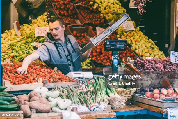 center-markthalle in budapest, ungarn - markthalle stock-fotos und bilder