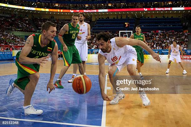 Jorge Garbajosa of Spain chases down a loose ball against Rimantas Kaukenas of Lithuania during a men's semifinal baketball game at the Wukesong...