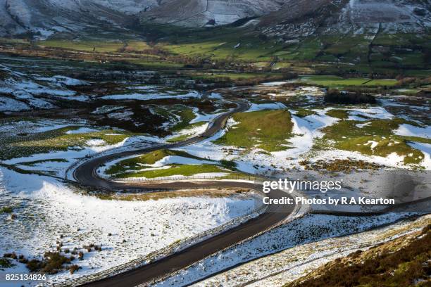 bendy road in winter - mam tor stock-fotos und bilder