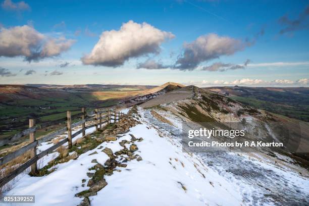 the great ridge, mam tor in winter, peak district, derbyshire - isartor bildbanksfoton och bilder