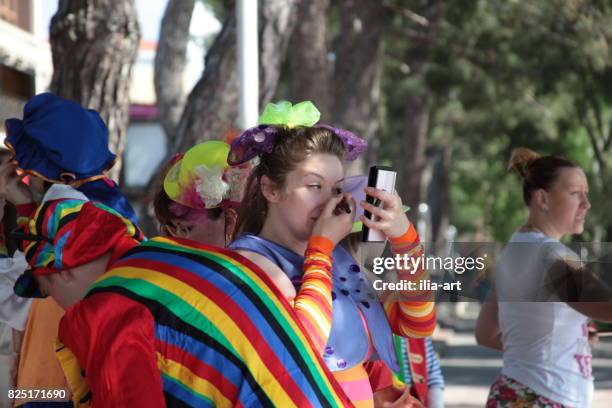 gelendjik, rusland - 06 juni 2015: clowns op carnaval in gelendjik. - vetschmink stockfoto's en -beelden