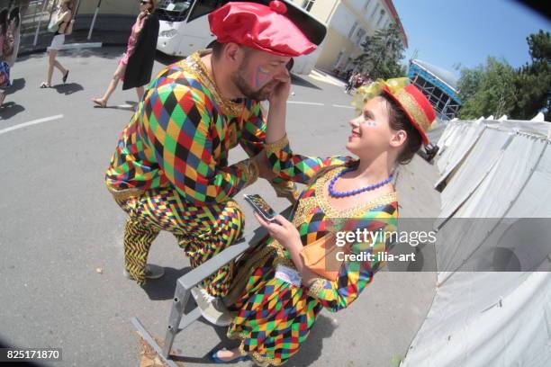 gelendjik, rusland - 06 juni 2015: clowns op carnaval in gelendjik. - vetschmink stockfoto's en -beelden