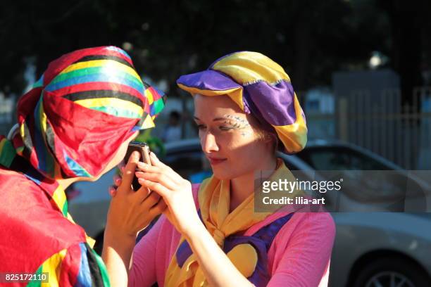 gelendjik, rusland - 07 juni 2015: dansers op carnaval in gelendjik. - vetschmink stockfoto's en -beelden
