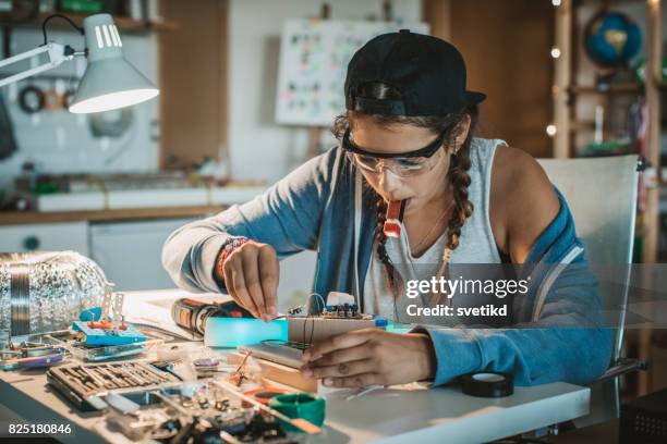 sie hat eine leidenschaft für wissenschaft - diy stock-fotos und bilder