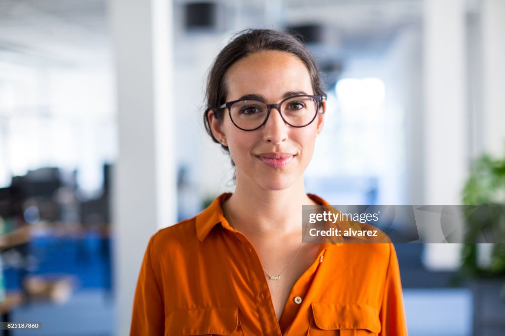 Junge Geschäftsfrau mit Brille im Büro