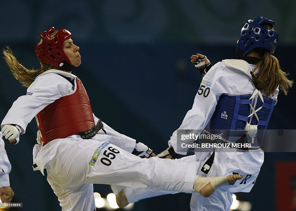 Carmen Marton of Australia (red) fights