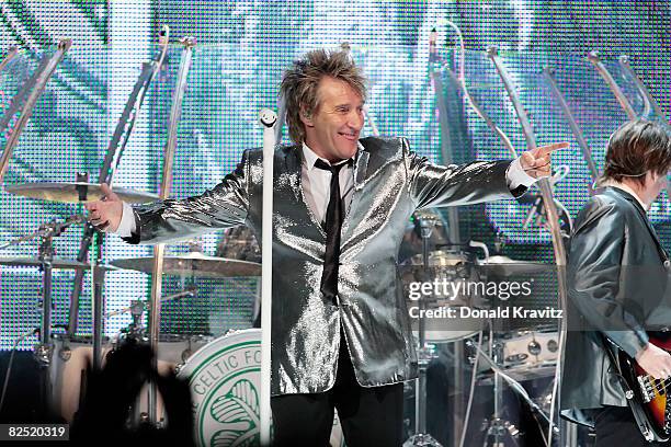 Singer Rod Stewart performs at the Borgata on August 22, 2008 in Atlantic City, New Jersey.