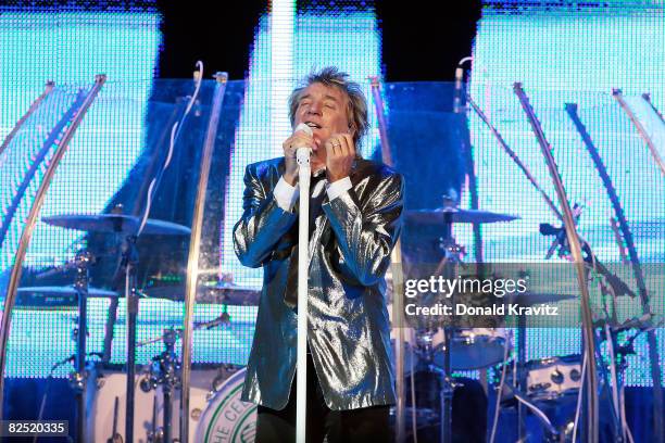 Singer Rod Stewart performs at the Borgata on August 22, 2008 in Atlantic City, New Jersey.
