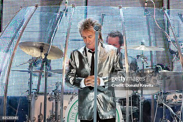 Singer Rod Stewart performs at the Borgata on August 22, 2008 in Atlantic City, New Jersey.